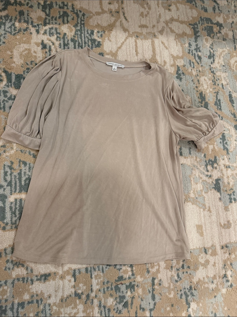 Green Envelope Taupe Puff-Sleeve Short Sleeve Tee